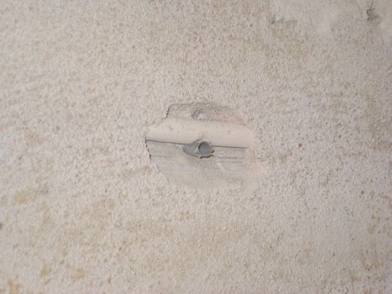 durch Flachkabel gebohrt