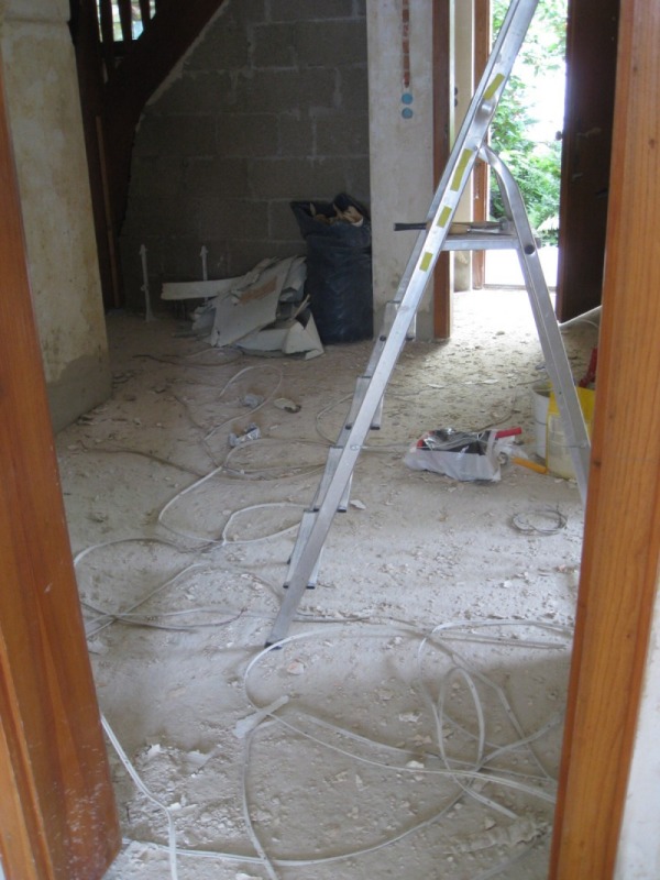 Viele Leitungen auf dem Flurfussboden