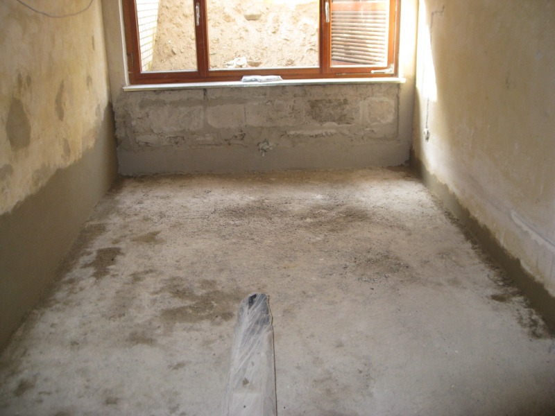 Kellerraum untenrum verputzt