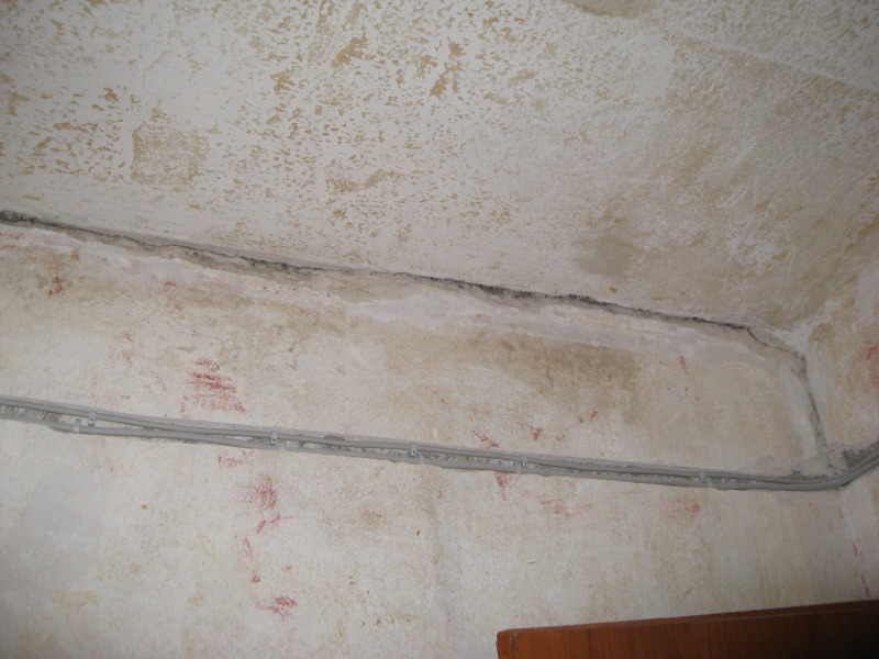 Gipsverspachtelung &uuml;ber der Treppe