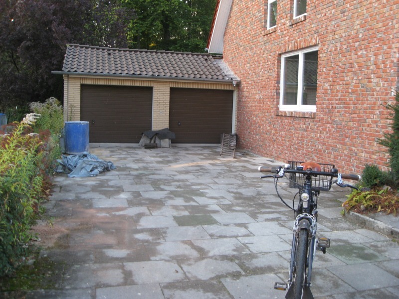 Hof mit provisorischer Leiter-Rinne