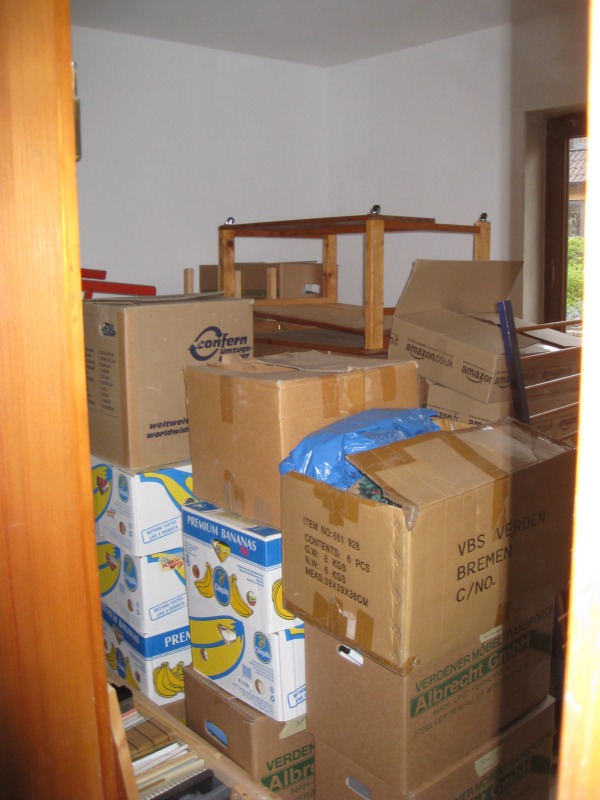 Umzugskartons im Wohnzimmer