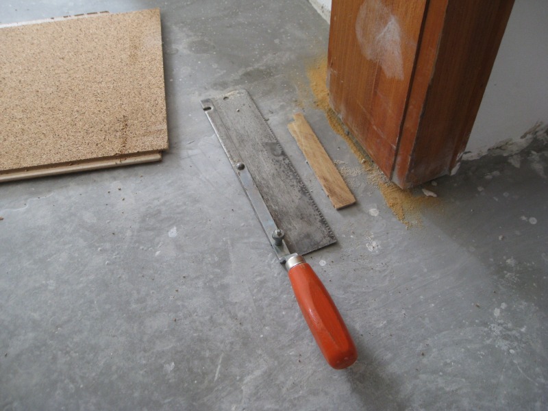 S&auml;ge neben T&uuml;rzarge